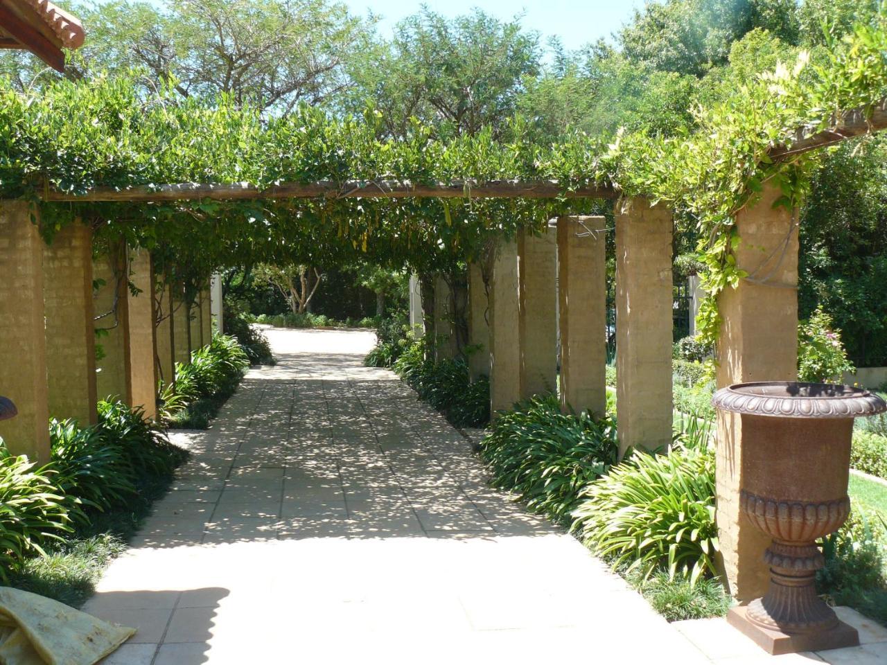 Moon And Sixpence Garden Guest House Muldersdrift Exterior foto